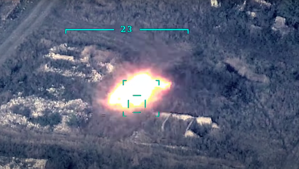 Defensa de Azerbaiyán comparte un vídeo de la destrucción de equipos militares armenios - Sputnik Mundo