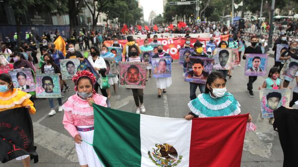Conmemoran en CDMX seis años de la desaparición forzada de los estudiantes de Ayotzinapa - Sputnik Mundo