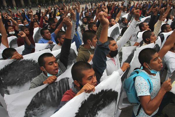 Conmemoran en CDMX seis años de la desaparición forzada de los estudiantes de Ayotzinapa - Sputnik Mundo