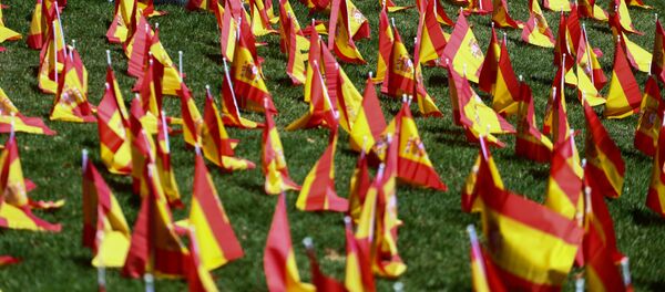 Banderas de España en homenaje a las víctimas de coronavirus Banderas de España en homenaje a las víctimas de coronavirus - Sputnik Mundo