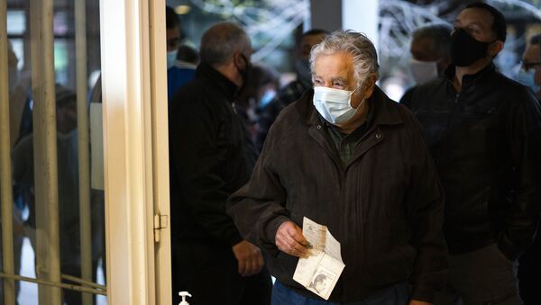 José Mujica votando en las elecciones departamentales de Uruguay en septiembre de 2020, durante la pandemia de COVID-19 - Sputnik Mundo