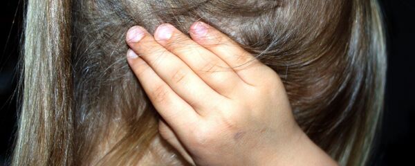 Niña protegiéndose Niña protegiéndose - Sputnik Mundo