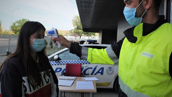 Una vecina entra al test de antígenos de coronavirus en Vallecas (Madrid) - Sputnik Mundo