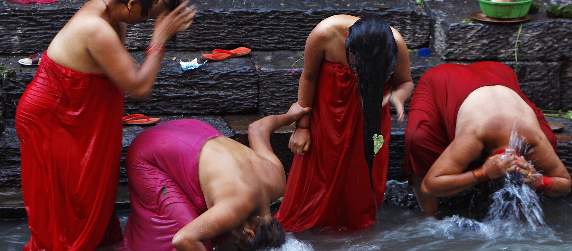 Mujeres nepalíes bañándose tras pasar la menstruación - Sputnik Mundo, 1920, 01.10.2020