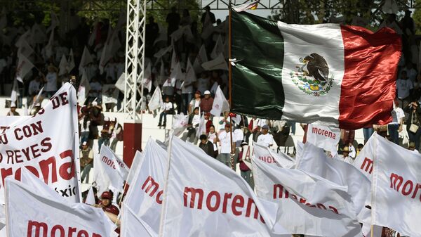 Banderas del partido gobernante mexicano Morena - Sputnik Mundo