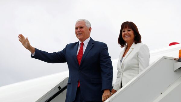 El vicepresidente de EEUU, Mike Pence, y su esposa Karen Pence - Sputnik Mundo