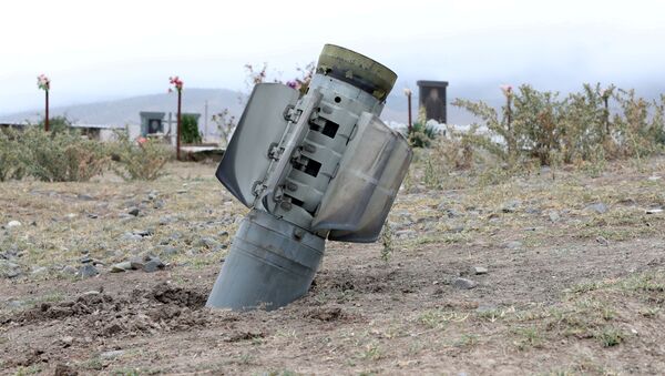 Un proyectil lanzado durante el enfrentamiento en Nagorno Karabaj - Sputnik Mundo