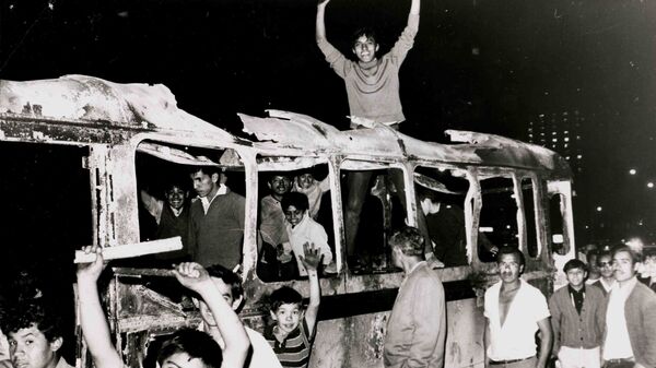 Estudiantes sobre cammión quemado durante las protestas de 1968 en México (archivo) - Sputnik Mundo