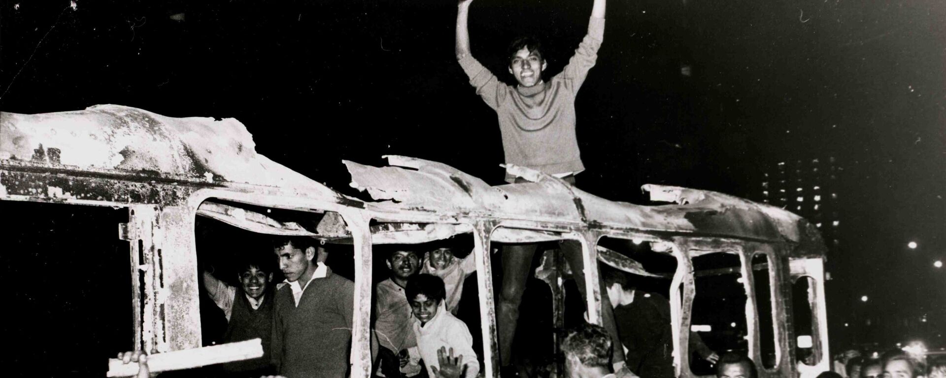 Estudiantes sobre cammión quemado durante las protestas de 1968 en México (archivo) - Sputnik Mundo, 1920, 02.10.2020