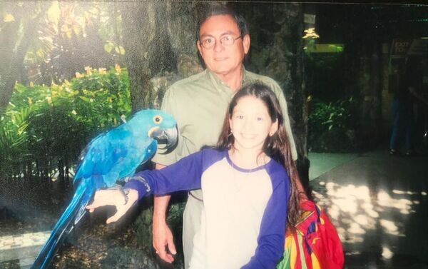 Adela junto a su padre, quien trabajó en la embajada de Nicaragua en Rusia durante 16 años - Sputnik Mundo
