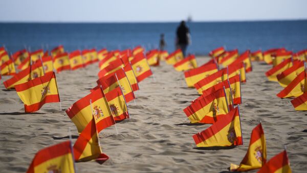 Banderas de España en homenaje a las víctimas del coronavirus - Sputnik Mundo