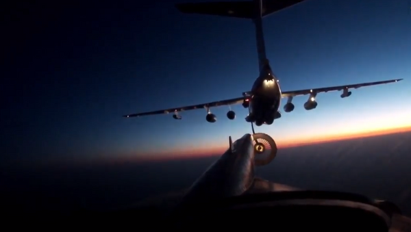 Un bombardero estratégico ruso Tu-95MS realiza impresionantes maniobras nocturnas - Sputnik Mundo