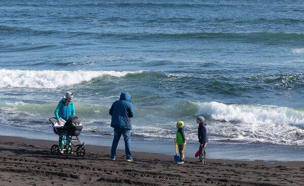Семья отдыхает на Халактырском пляже Тихоокеанского побережья полуострова Камчатка - Sputnik Mundo