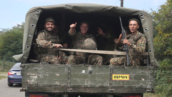 Unos soldados armenios en Nagorno Karabaj - Sputnik Mundo