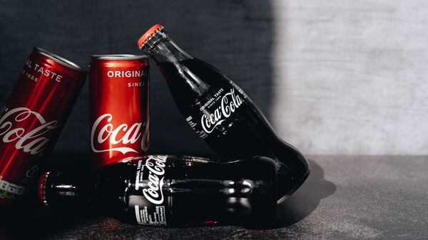 Latas y botellas de Coca-Cola (imagen referencial) - Sputnik Mundo