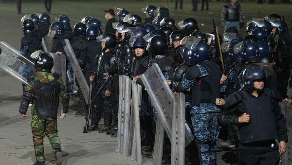 Полицейские во время акции протеста в Бишкеке - Sputnik Mundo
