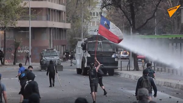 Con cañones de agua y gases lacrimógenos, así reprimen las protestas en Santiago - Sputnik Mundo