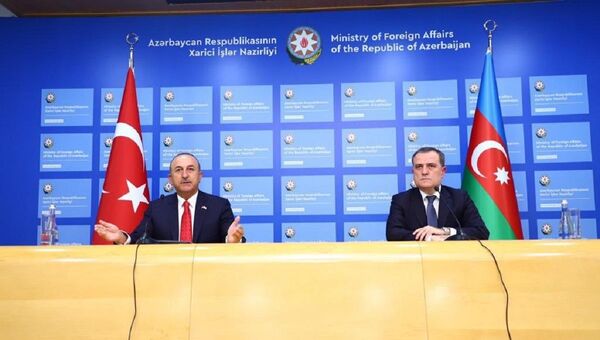  El ministro de Asuntos Exteriores turco, Mevlut Cavusoglu, y, su homólogo azerí, Jeyhun Bayramov - Sputnik Mundo