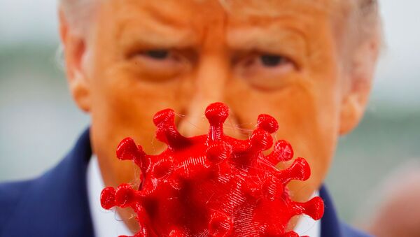 Un modelo de coronavirus impreso en 3D frente a la imagen del presidente de EEUU, Donald Trump - Sputnik Mundo