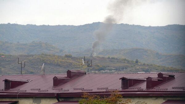 El humo sobre Stepanakert, la capital de Nagorno Karabaj - Sputnik Mundo