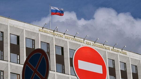 La bandera de Rusia sobre el Ministerio del Interior - Sputnik Mundo