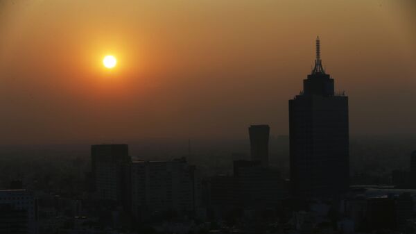 El sol sale en medio del esmog en la Ciudad de México - Sputnik Mundo