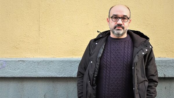 El escritor español Alberto Olmos en una calle de Madrid - Sputnik Mundo