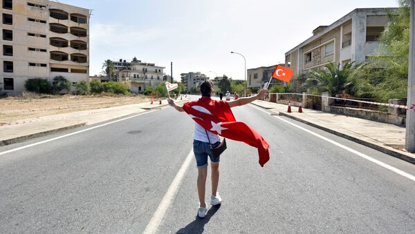 Женщина с флагами Турции и Северного Кипра в прибрежном районе Вароши - Sputnik Mundo