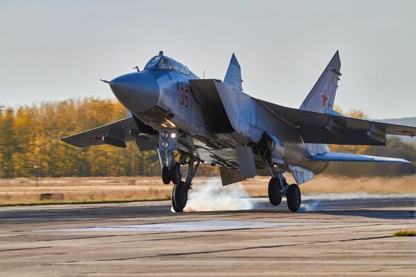 Los pilotos rusos llevan al límite las capacidades de los cazas MiG-31 y Su-35

 - Sputnik Mundo