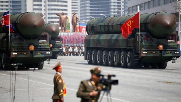 Un proyectil balístico intercontinental móvil de carretera (ICBM) de Corea del Norte - Sputnik Mundo