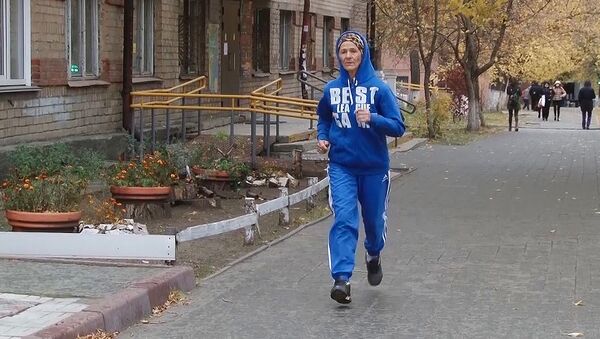 La jubilada Nadezhda Medvédeva corre por la calle - Sputnik Mundo