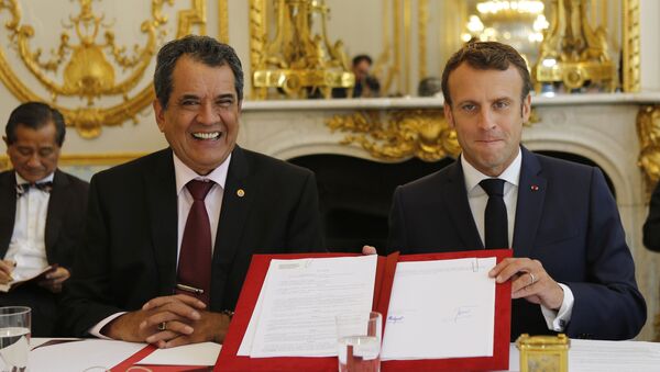 El presidente de la Polinesia Francesa, Edouard Fritch y el presidente francés, Emmanuel Macron - Sputnik Mundo