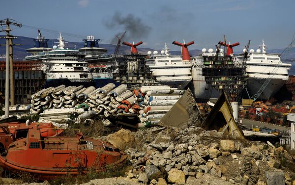 Cruceros en proceso de desmantelamiento en Aliaga, Turquía, el 2 de octubre  - Sputnik Mundo