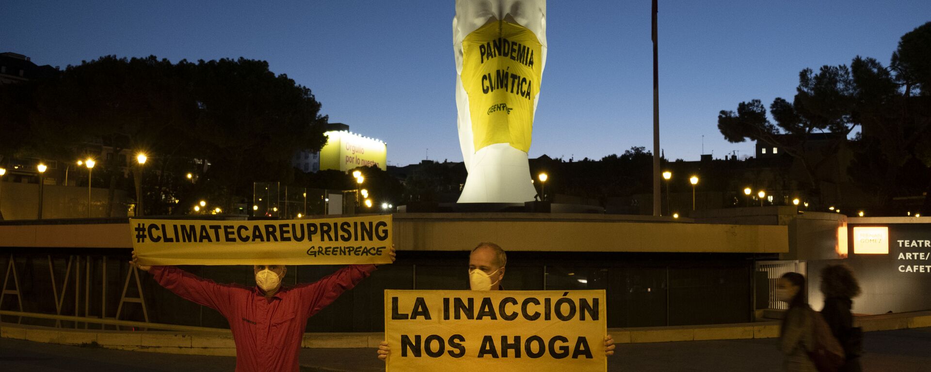 Activistas de Greenpeace colocan una mascarilla a una escultura gigante en la Plaza Colón  - Sputnik Mundo, 1920, 17.06.2021