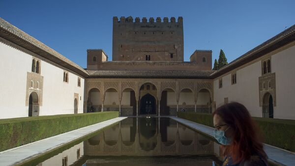 Visitante en la Alhambra de Granada - Sputnik Mundo