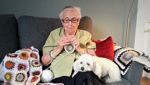 Florentina Martín, 'Nina', española de 99 años, con su perra Luna - Sputnik Mundo