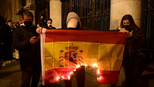 Manifestantes quemando una bandera de España en Barcelona durante el primer aniversario de la sentencia del procés  - Sputnik Mundo