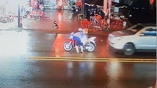 Un automóvil choca contra una motocicleta en Vietnam - Sputnik Mundo
