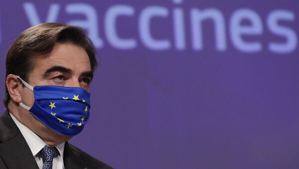 El Comisario Europeo para la Promoción del Modo de Vida Europeo Margaritis Schinas, con una mascarilla facial de Europa - Sputnik Mundo