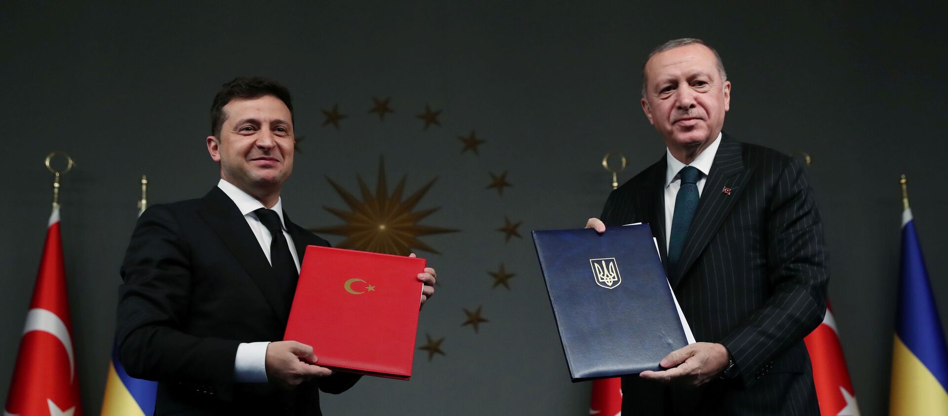 El presidente de Turquía, Recep Tayyip Erdogan y el presidente de Ucrania, Volodímir Zelenski - Sputnik Mundo, 1920, 16.10.2020