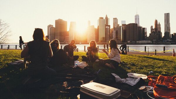 Jóvenes de picnic en un parque. Imagen referencial - Sputnik Mundo