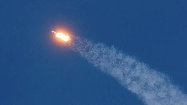 Un cohete Falcon 9 de SpaceX - Sputnik Mundo