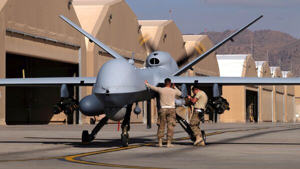 Unos militares estadounidenses preparan un dron MQ-9 Reaper de la Fuerza Aérea de EEUU para una misión en Afganistán, el 9 de marzo de 2020 - Sputnik Mundo