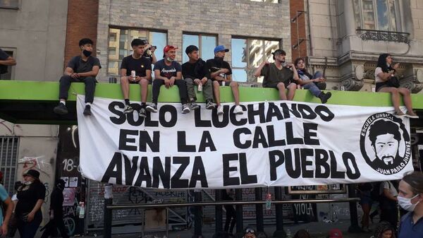 Jóvenes concentrados durante manifestaciones por un año del estallido social chileno - Sputnik Mundo