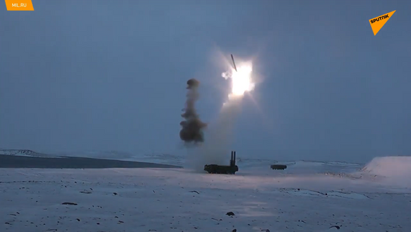 El primer lanzamiento del misil ruso Onix desde la isla Tierra de Alexandra - Sputnik Mundo