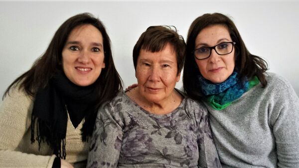 María Jesús Leal, fallecida de cáncer durante el COVID-19, con sus dos hijas - Sputnik Mundo