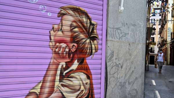 Una mujer pasa frente a una tienda cerrada en Madrid. 9 de julio de 2020 - Sputnik Mundo