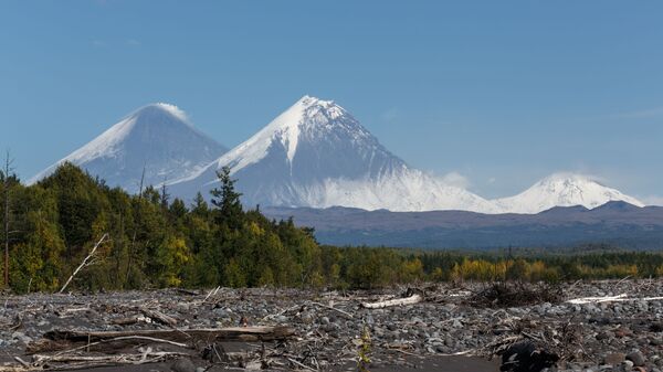 Los volcanes Kliuchevskói, Kamen y Bezimianni en Kamchatka, Rusia - Sputnik Mundo