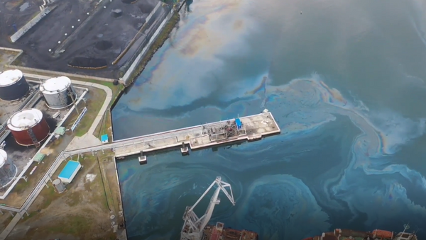 Así se ve el derrame de petróleo en el Lejano Oriente ruso desde un dron - Sputnik Mundo