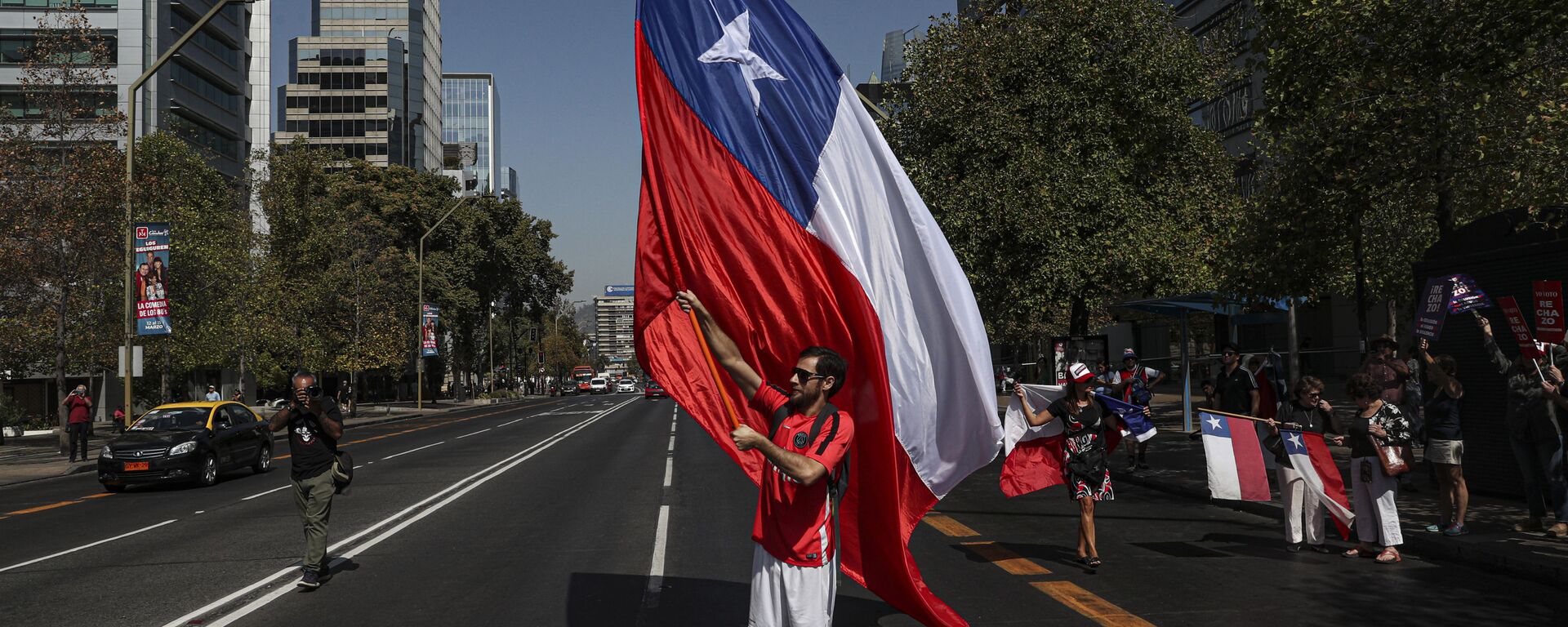 Un manifestante con la bandera de Chile - Sputnik Mundo, 1920, 13.10.2021